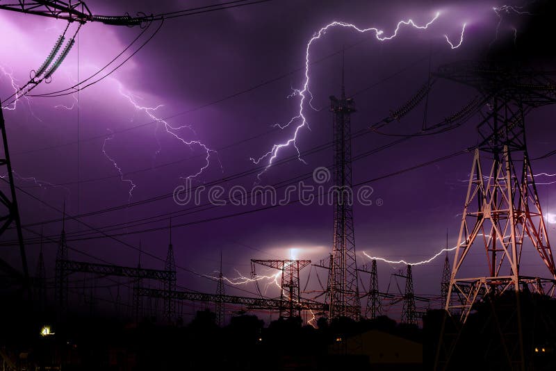Podstacja elektroenergetyczna wysokiego napięcia oświetlona latarniami podczas nadchodzącej burzy w nocy