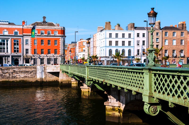 Podul Grattan pe zi în Irlanda de Dublin. arhitectură frumoasă stock photography