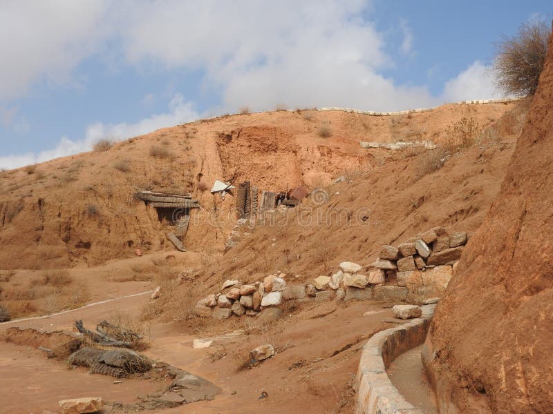 Podziemne troglodyta jamy Berbers w saharze, Matmata, Tunezja, Afryka, na jasnym dniu fotografia stock Podziemne troglodyta jamy Berbers w saharze, Matmata, Tunezja, Afryka, na jasnym dniu fotografia stock