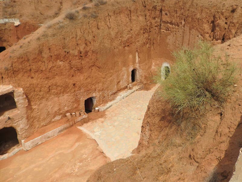 Podziemne troglodyta jamy Berbers w saharze, Matmata, Tunezja, Afryka, na jasnym dniu zdjęcie stock Podziemne troglodyta jamy Berbers w saharze, Matmata, Tunezja, Afryka, na jasnym dniu zdjęcie stock