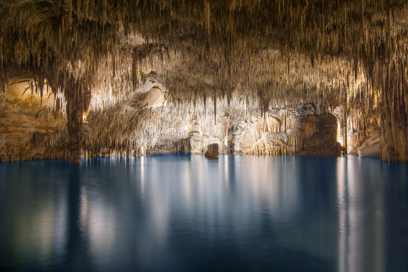 Podziemny jezioro w smok jamie Cuevas Del Drach, Porto Cristo, Mallorca, Hiszpania