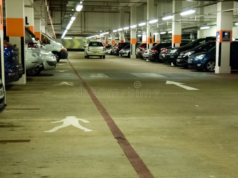 Podziemny Parking Samochodowy Obraz Stock Editorial Obraz złożonej z
