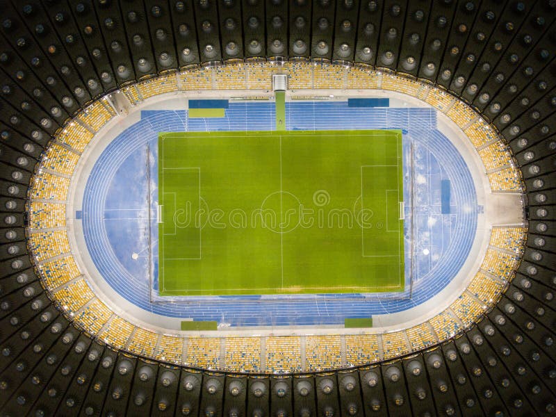 Podświetlany stadion Olimpijski bez ludzi Panoramiczny widok z góry Czas nocny Stadion przed meczem zdjęcie royalty free