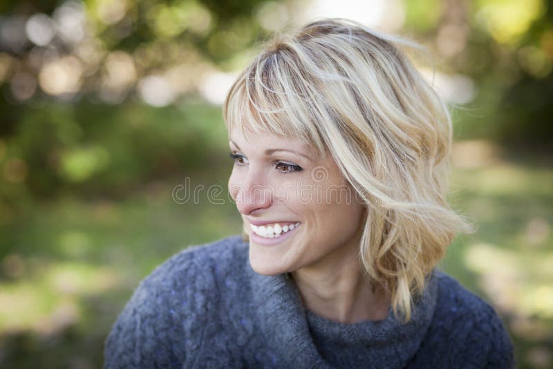 Poereait eines fälligen Frauenlächelns lizenzfreie stockfotos Poereait eines fälligen Frauenlächelns lizenzfreie stockfotos