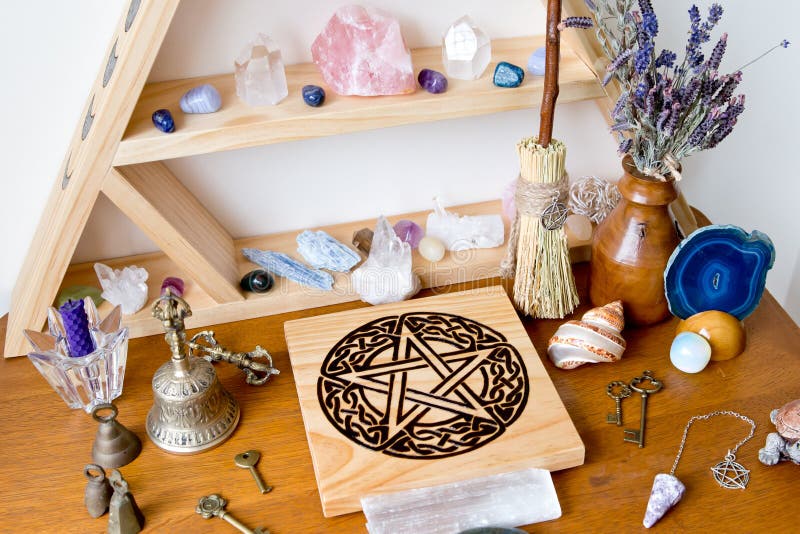 Poganina, czarownicy ołtarz z kryształami/, kryształu stojak, pentacle ołtarz zdjęcie stock Poganina, czarownicy ołtarz z kryształami/, kryształu stojak, pentacle ołtarz zdjęcie stock