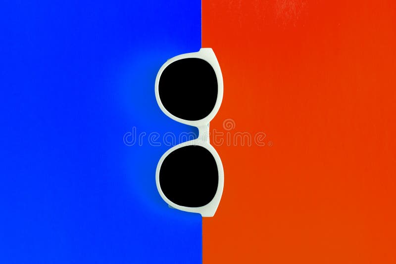 Pogodni eleganccy biali okulary przeciwsłoneczni na jaskrawym czerwieni i błękita tle, odgórny widok, odizolowywający kosmos kopi zdjęcia stock Pogodni eleganccy biali okulary przeciwsłoneczni na jaskrawym czerwieni i błękita tle, odgórny widok, odizolowywający kosmos kopi zdjęcia stock