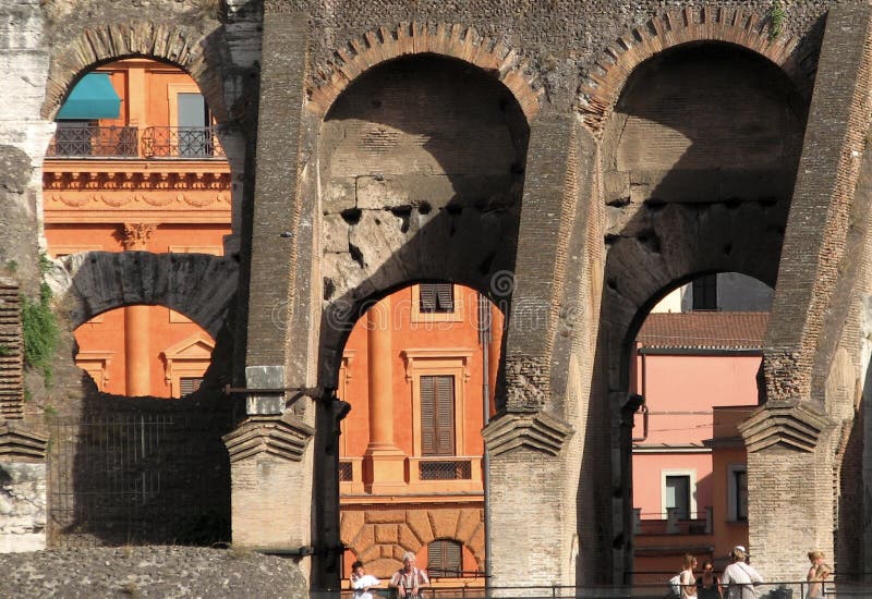 Pogodny spojrzenie przy Colosseum kolosseumem lub - RZYM, WŁOCHY, EUROPA - zdjęcia stock Pogodny spojrzenie przy Colosseum kolosseumem lub - RZYM, WŁOCHY, EUROPA - zdjęcia stock