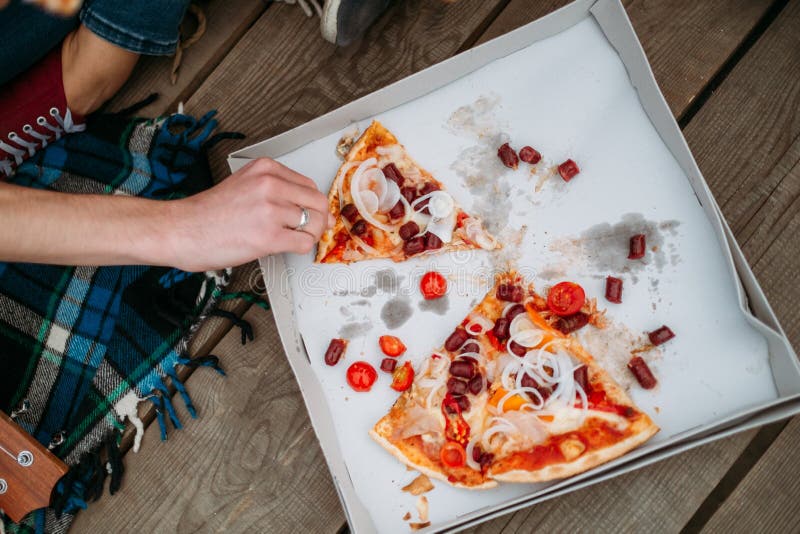 Poids sain de mode de vie de consommation de nourriture industrielle de pizza photographie stock Poids sain de mode de vie de consommation de nourriture industrielle de pizza photographie stock