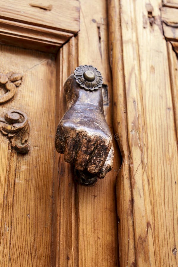 Poignée De Porte ébréchée Avec Forme Manuelle De La Porte En Bois