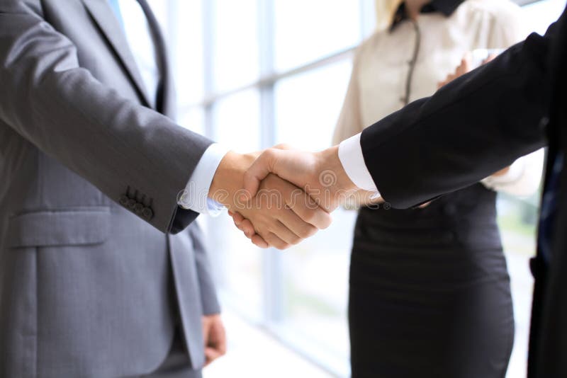Poignée de main d'affaires à la réunion ou à la négociation dans le bureau Les associés sont satisfaisants parce que signant le c photo libre de droits Poignée de main d'affaires à la réunion ou à la négociation dans le bureau Les associés sont satisfaisants parce que signant le c photo libre de droits