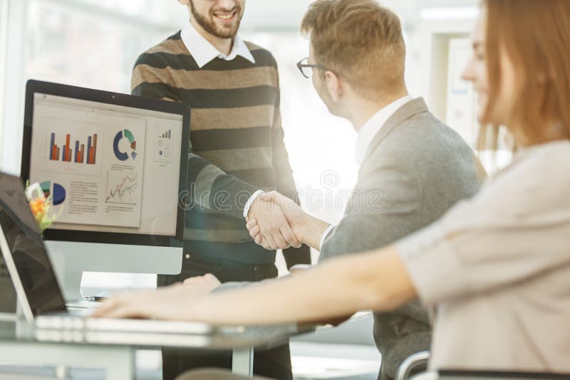 Poignée de main des avocats avant l'examen des conditions financiers du nouveau contrat entre les affaires nouvelles image stock Poignée de main des avocats avant l'examen des conditions financiers du nouveau contrat entre les affaires nouvelles image stock