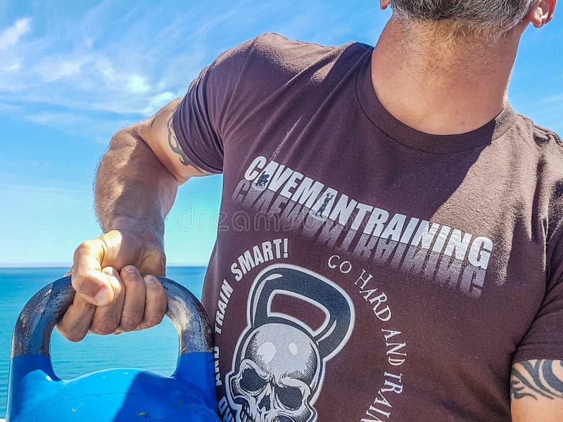 Poignée trop serrée de Kettlebell image libre de droits Poignée trop serrée de Kettlebell image libre de droits