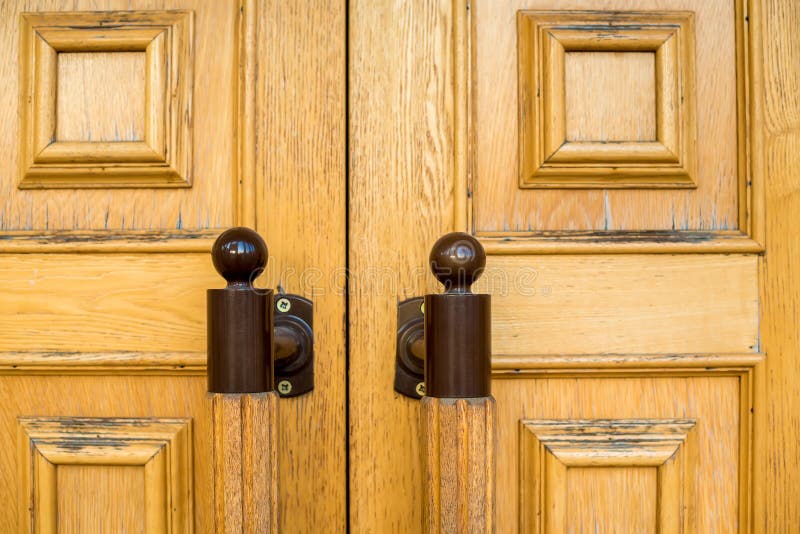 Poignées de porte en bois photos stock Poignées de porte en bois photos stock
