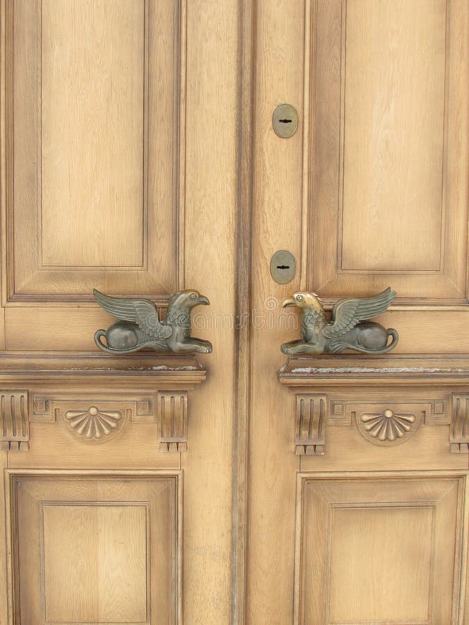 Poignées de porte peu communes sur les portes en bois photo libre de droits Poignées de porte peu communes sur les portes en bois photo libre de droits