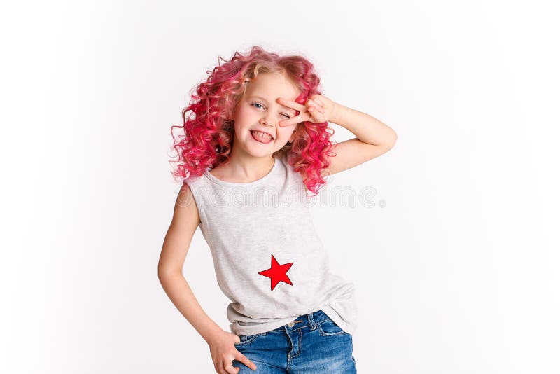 Poils onduleux colorés La petite fille moderne de hippie dans des vêtements de mode, font la paix par sa main photographie stock libre de droits Poils onduleux colorés La petite fille moderne de hippie dans des vêtements de mode, font la paix par sa main photographie stock libre de droits