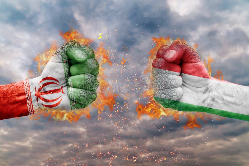 Poing deux avec le drapeau de l'Iran et de l'Italie faits face à l'un l'autre prêt pour le combat