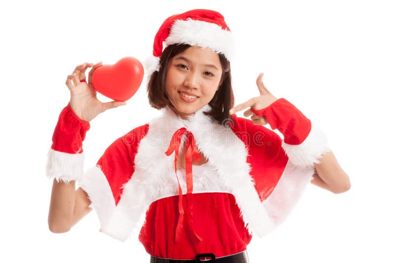 Point asiatique de fille de Santa Claus de Noël au coeur rouge