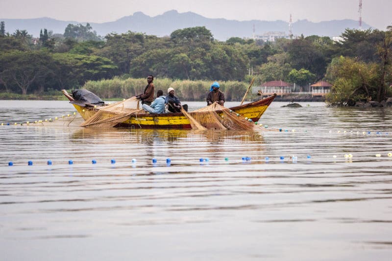 Point d'hippopotame de 2017 septembre 17, Kisumu, le lac Victoria, Kenya Les jeunes pêcheurs africains dans la vieille pêche en b images libres de droits Point d'hippopotame de 2017 septembre 17, Kisumu, le lac Victoria, Kenya Les jeunes pêcheurs africains dans la vieille pêche en b images libres de droits