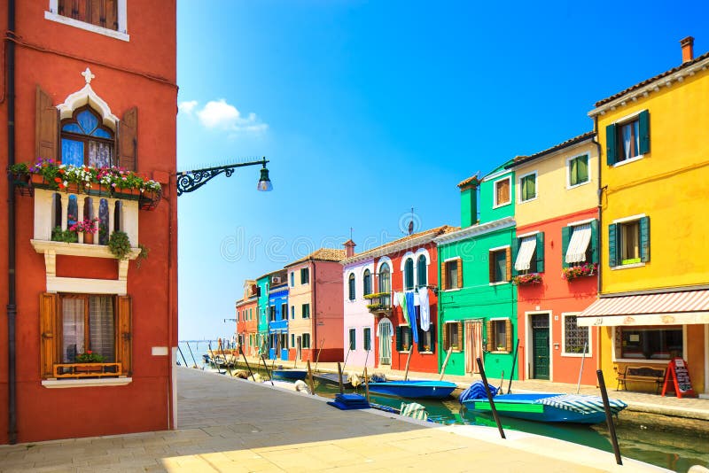 Point de repère de Venise, canal d'île de Burano, maisons colorées et bateaux, Italie photo stock Point de repère de Venise, canal d'île de Burano, maisons colorées et bateaux, Italie photo stock