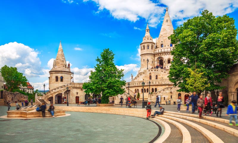 Point de repère touristique célèbre de place de bastion de Budapest Fishermans image libre de droits Point de repère touristique célèbre de place de bastion de Budapest Fishermans image libre de droits