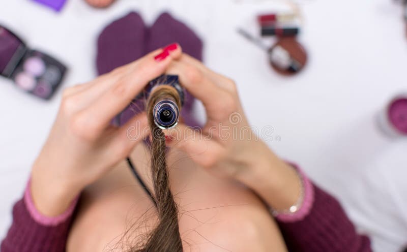 Point de vue de la femme employant le fer de bordage photographie stock libre de droits Point de vue de la femme employant le fer de bordage photographie stock libre de droits