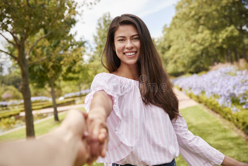Point de vue tiré des couples romantiques marchant en parc ensemble image stock Point de vue tiré des couples romantiques marchant en parc ensemble image stock