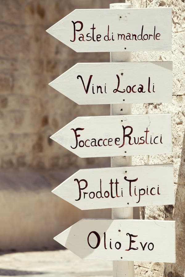 Pointe de flèche en bois de signe avec les produits typiques de l'Italien du sud de la Puglia de l'Italie photographie stock Pointe de flèche en bois de signe avec les produits typiques de l'Italien du sud de la Puglia de l'Italie photographie stock