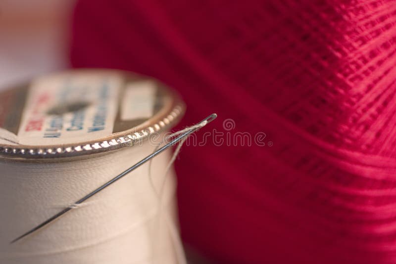 Aiguille De Couture Avec Le Fil Noir Coincé Dans La Bobine En Bois Avec  étroit Noir De Fils D'isolement Sur Le Blanc Photo stock - Image du  mercerie, bobine: 109555262