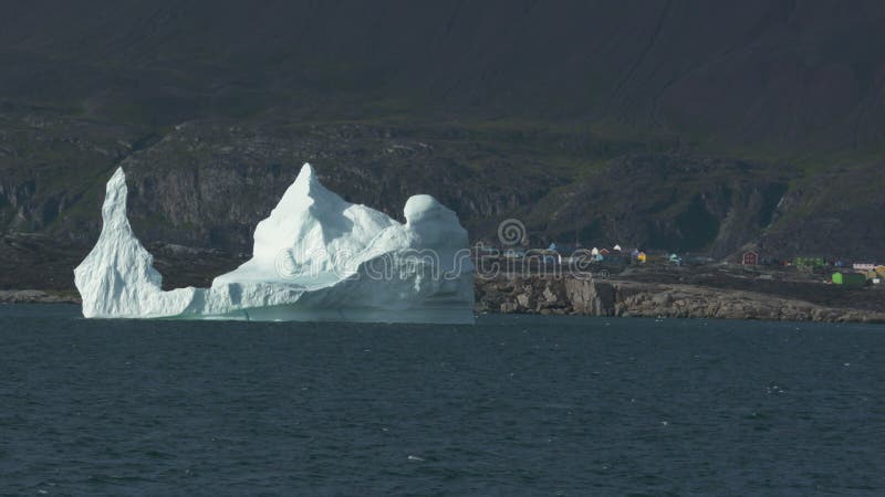 Pointy Icebergs in der Nähe von Wohnungen an der Küste