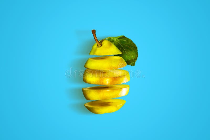 Poire fraîche, mûre, coupée sur un fond bleu Fruits organiques naturels photos libres de droits Poire fraîche, mûre, coupée sur un fond bleu Fruits organiques naturels photos libres de droits