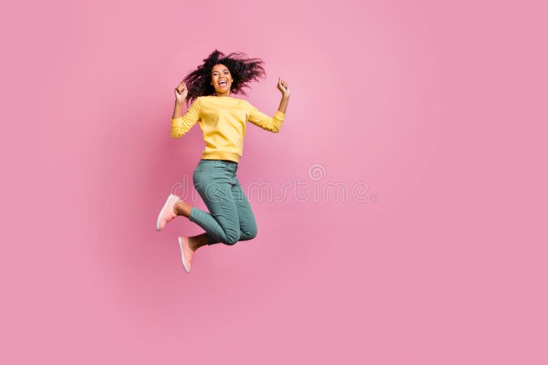Pois bem, conquistar o conceito de aspiração de adversidade Foto de corpo inteiro de um sonho emocionante e bonito imagens de stock royalty free Pois bem, conquistar o conceito de aspiração de adversidade Foto de corpo inteiro de um sonho emocionante e bonito imagens de stock royalty free