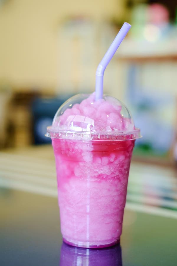 Pois de papillon avec le smoothie de citron et de yaourt sur la table et le fond brouillé photographie stock libre de droits Pois de papillon avec le smoothie de citron et de yaourt sur la table et le fond brouillé photographie stock libre de droits