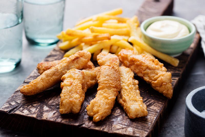 Poisson-frites croustillants, sauce à tartre Nourriture britannique image libre de droits Poisson-frites croustillants, sauce à tartre Nourriture britannique image libre de droits
