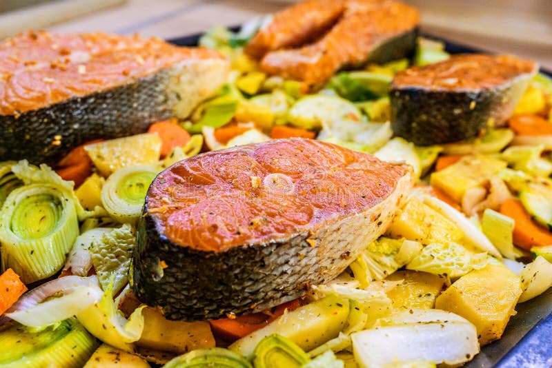 Poissons avec des pommes de terre et des légumes photo stock Poissons avec des pommes de terre et des légumes photo stock