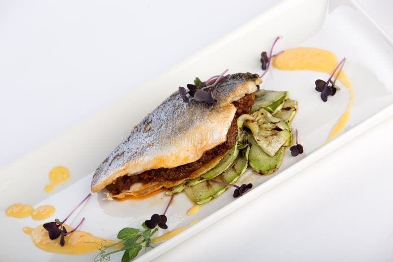 Poissons d'océan avec des zuchinis grillés images libres de droits Poissons d'océan avec des zuchinis grillés images libres de droits