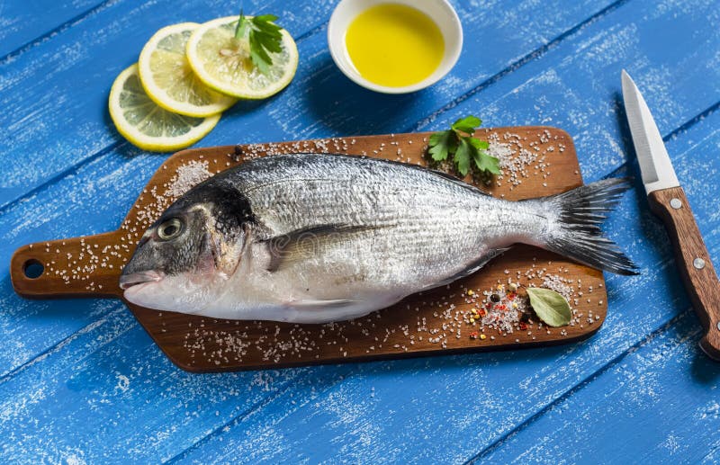 Poissons et citron frais de Dorado image stock Poissons et citron frais de Dorado image stock