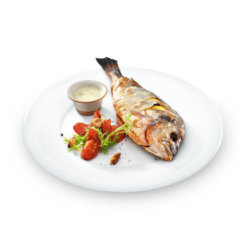 Poissons sains grillés de dorado avec des légumes d'un plat rond photo stock Poissons sains grillés de dorado avec des légumes d'un plat rond photo stock
