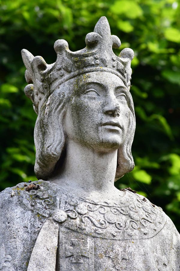 Poissy, Francia - 6 de agosto de 2016: la estatua del rey Saint L fotografía de archivo libre de regalías Poissy, Francia - 6 de agosto de 2016: la estatua del rey Saint L fotografía de archivo libre de regalías