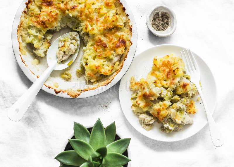 Poitrine de poulet crémeuse, chou-fleur, tarte aux poireaux avec fromage de pommes de terre croustillant sur fond clair, vue sur image stock Poitrine de poulet crémeuse, chou-fleur, tarte aux poireaux avec fromage de pommes de terre croustillant sur fond clair, vue sur image stock