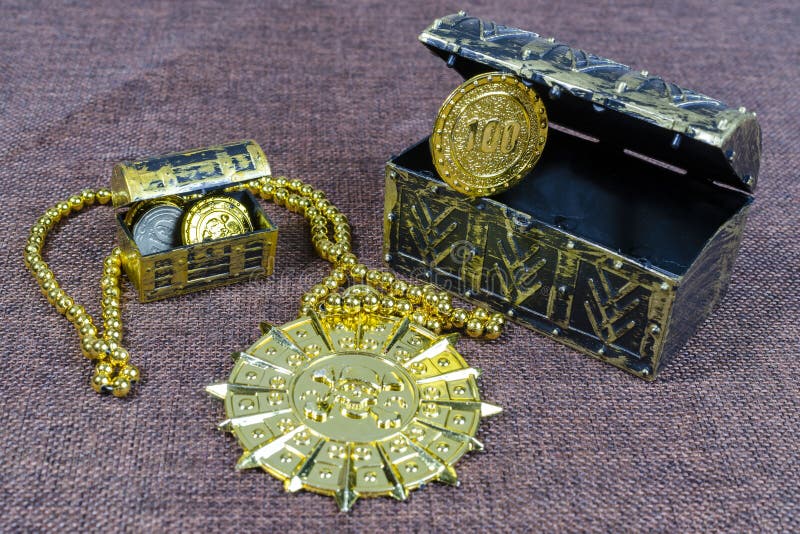 Médaille De La Poitrine De Pirate Avec Des Pièces D'or Sur Fond Noir Image  stock - Image du quartz, très: 179024857