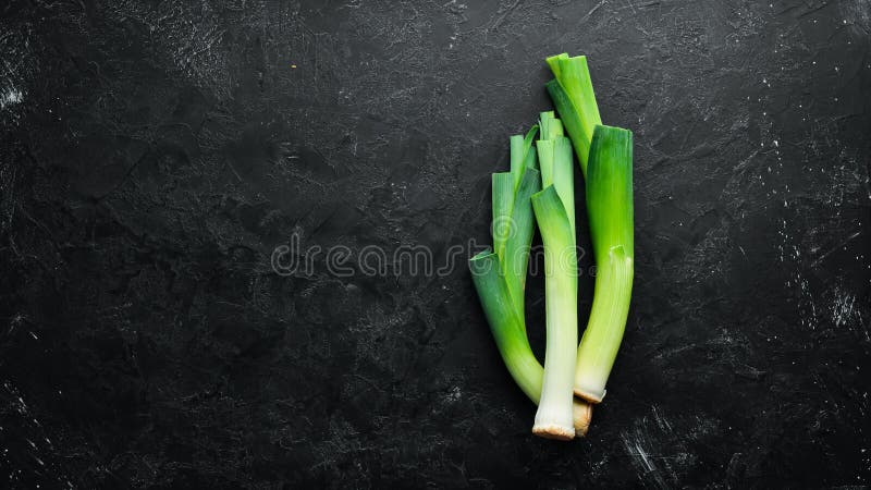 Poitrine verte brute sur fond noir Légumes pour une alimentation saine Vue supérieure images libres de droits Poitrine verte brute sur fond noir Légumes pour une alimentation saine Vue supérieure images libres de droits