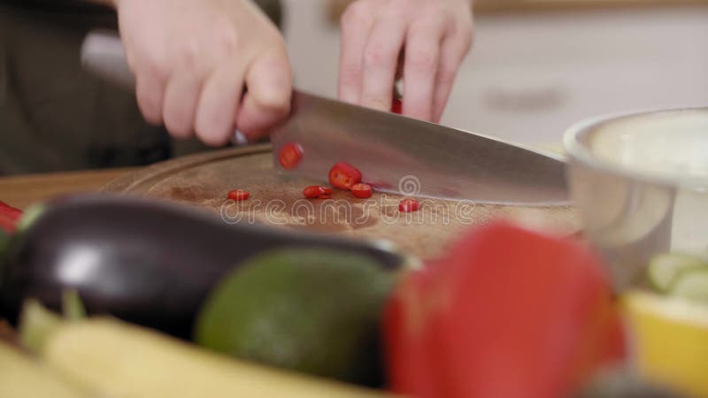 Poivre de piment de coupe de femme dans des tranches