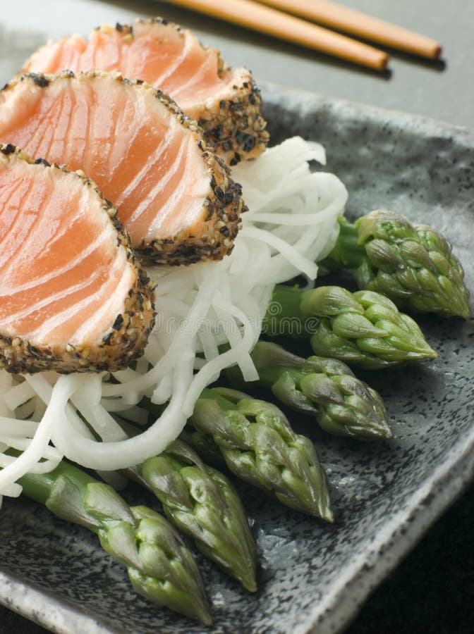 Poivre noir desséché de sashimi saumoné avec un Mouli image libre de droits Poivre noir desséché de sashimi saumoné avec un Mouli image libre de droits