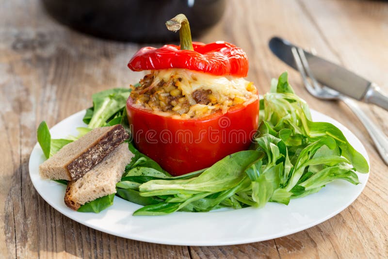 Poivrons bourrés Baked avec de la sauce et le fromage à viande photos stock Poivrons bourrés Baked avec de la sauce et le fromage à viande photos stock