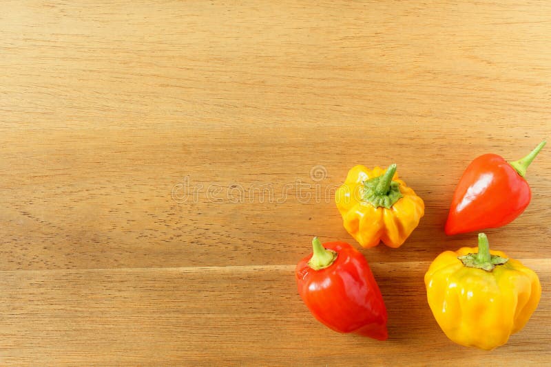 Poivrons de piment color?s frais sur un conseil en bois avec l'espace de copie images stock Poivrons de piment color?s frais sur un conseil en bois avec l'espace de copie images stock