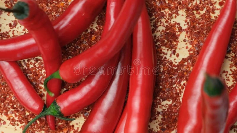 Poivrons Frais Tombent Dans Des Poivrons Sec Broyés Pepper Seasoning Top View Slow Motion. clips vidéos