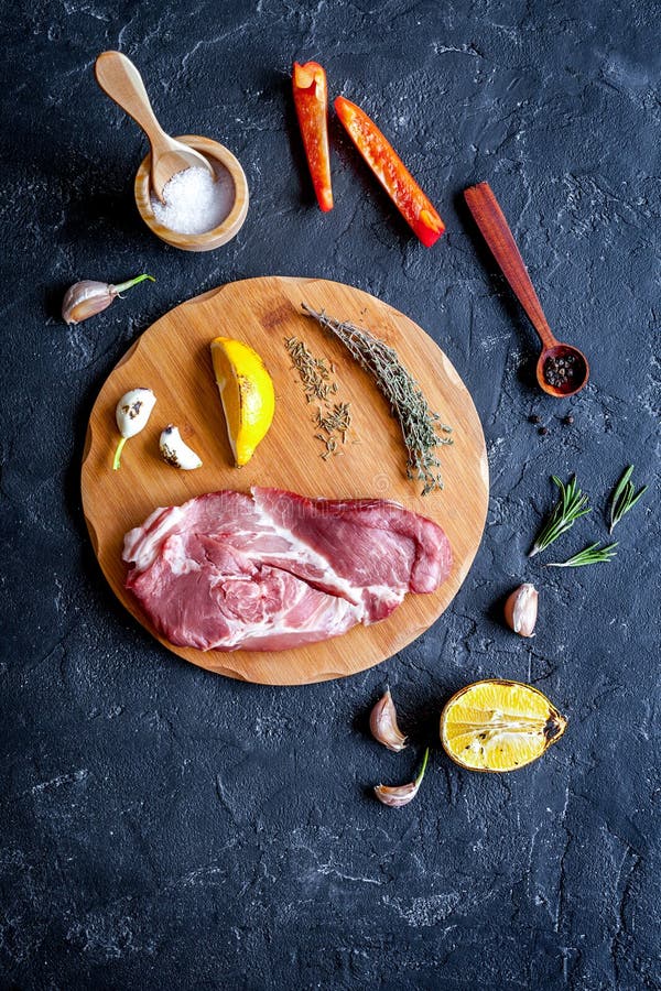 Poj?cie kulinarny mi?sny stek na ciemnego t?a odg?rnym widoku obrazy stock Poj?cie kulinarny mi?sny stek na ciemnego t?a odg?rnym widoku obrazy stock