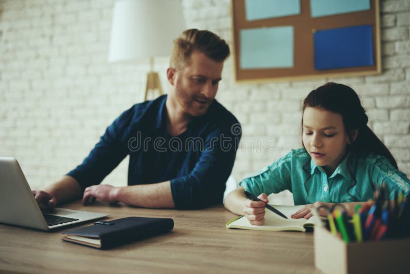 Pojedynczy czerwony z włosami ojciec robi biznesowi fotografia stock Pojedynczy czerwony z włosami ojciec robi biznesowi fotografia stock
