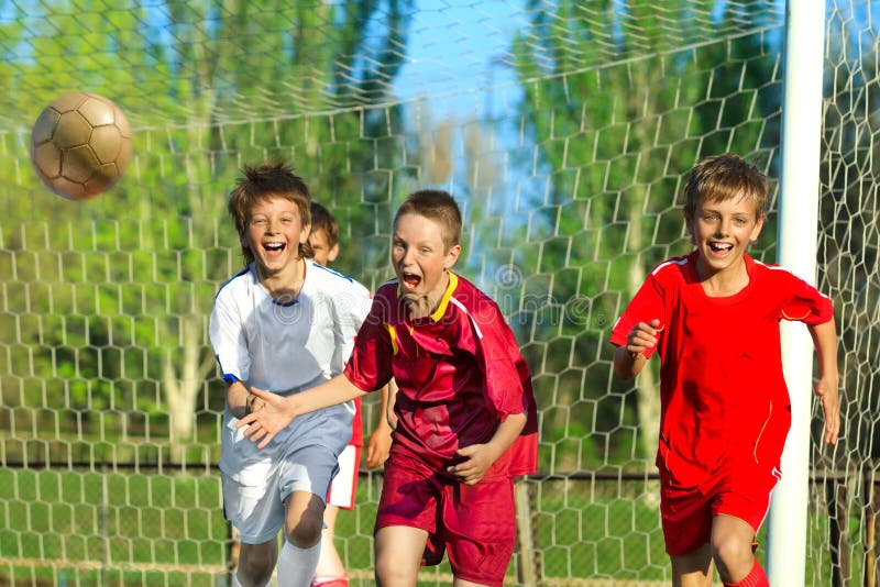 Pojkar som leker fotboll royaltyfria bilder