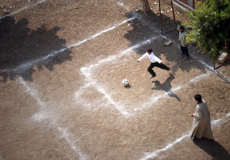 Pojkar som spelar fotboll i Giza arkivbilder
